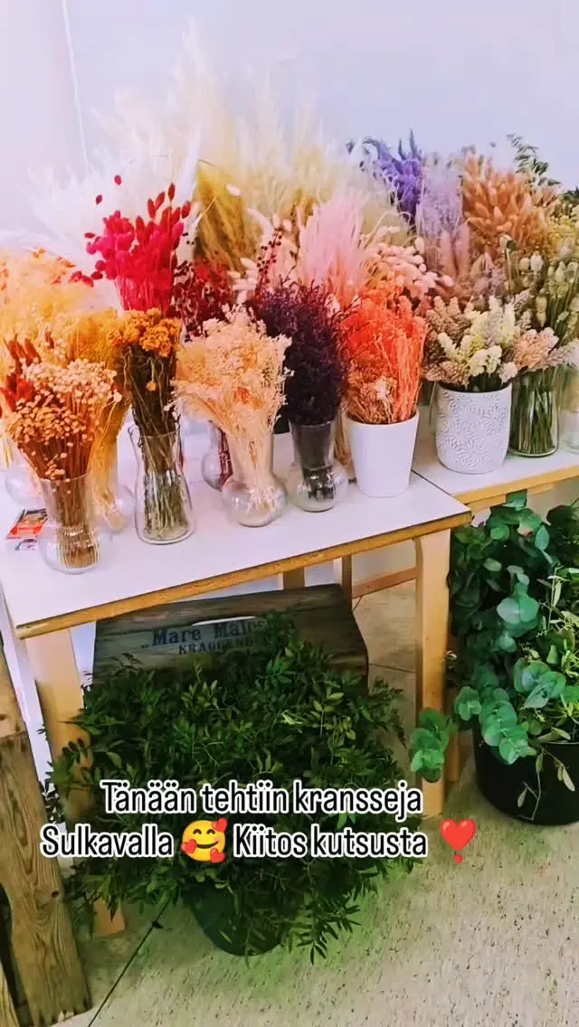 Kurssilla on aina mukana runsas valikoima erilaisia kranssitarpeita ja varma sen takia on kurssit niin suosittuja 😊 Kiitos Sulkavan terveyskeskus kutsusta❣️ Mielettömän ihania kransseja teitte 😍