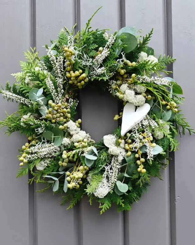 Ihana vaalea sävyinen kranssi , missä erilaista tuija, taatelia ja tyttäreni tekemä sydän ❤️