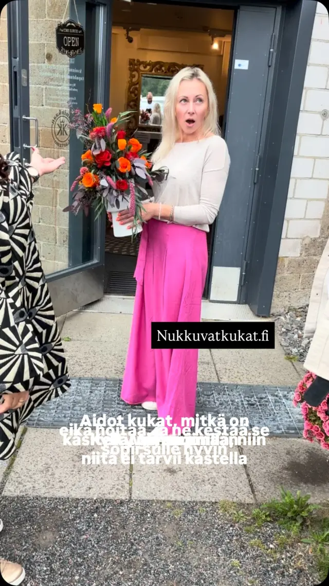 Nukkuvat kukat eivät ole tekokukkia, ne ovat aitoja kukkia, mitkä kestää jopa vuoden. Ne ovat tarkoitettu vaan sisätiloihin , kun ne eivät kestä vettä 😊#kesä #nukkuvatkukat #kestokukka