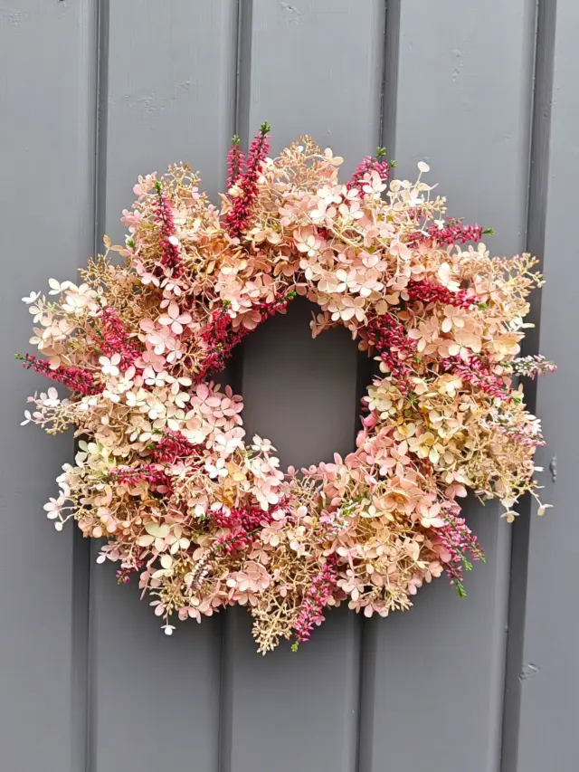 Laitan tänne nyt aika monta kuva kransseista mitä olen tehnyt 😊 14-15 lokakuu olen Mikko markkinoilla Mikkelin torilla. 😊 Mukavaa viikonloppua 🫶