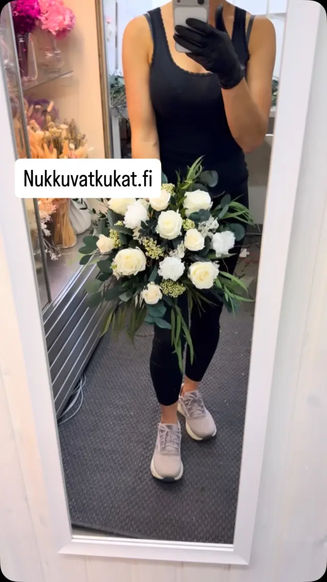 Nyt on testattu uuden puhelimen kamera, näkee kyllä paljon paremmin , miten upeat värit on nukkuvista kukissa.