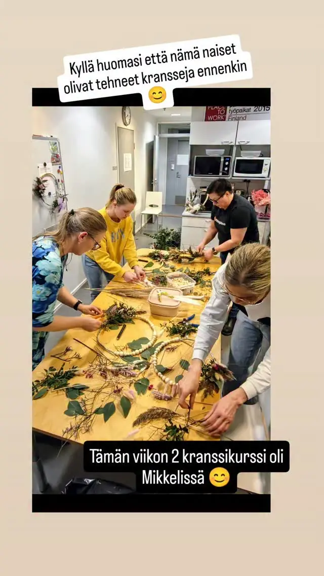 Tämän viikon toinen kranssikurssi Mikkelissä 😊 Oli niin keskittynyt porukka, kyllä huomasi että nämä naiset olivat tehneet kransseja ennenkin. Kiitos kutsusta Virpi❣️