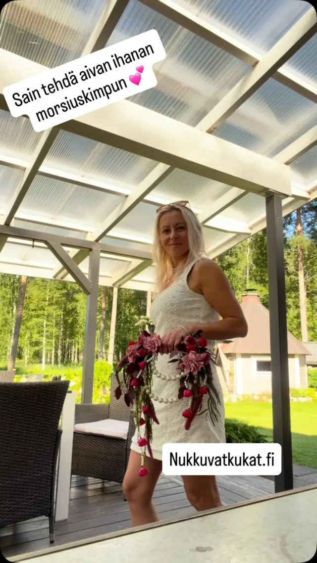 Ihan huippua, kun saan tehdä myös pikkasen erilaisempia morsiuskimppuja kukista, mitkä kestää ainakin sen vuoden 😍 Tämä ihanuus lähteä maanantaina postiin.