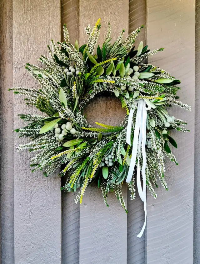 Ensimmäisessä kranssissa on calluna, olivia ja brunia . Toisessa calluna, olivia ja punaista eucalyptystä .